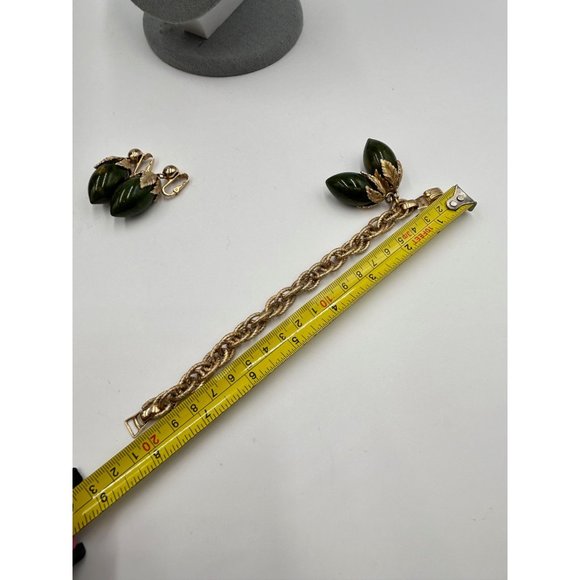 Vintage Signed NAPIER Bakelite Charm Green Acorn Bracelet Clip On Earrings Set - Picture 11 of 11